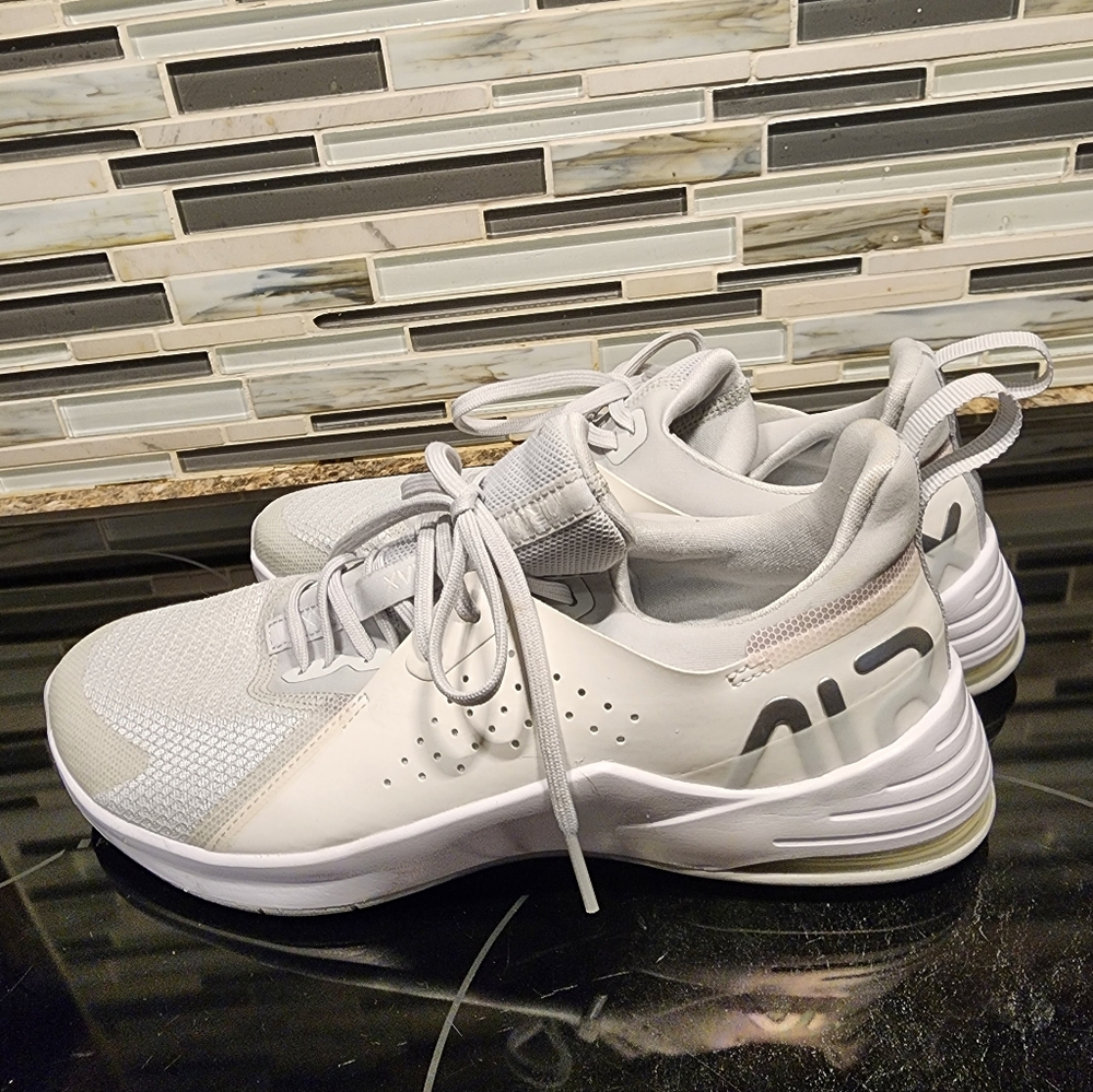 Nike Air Max Bella TR3 Womens Running Shoe in White w Silver Detail sz 8-1/2 M